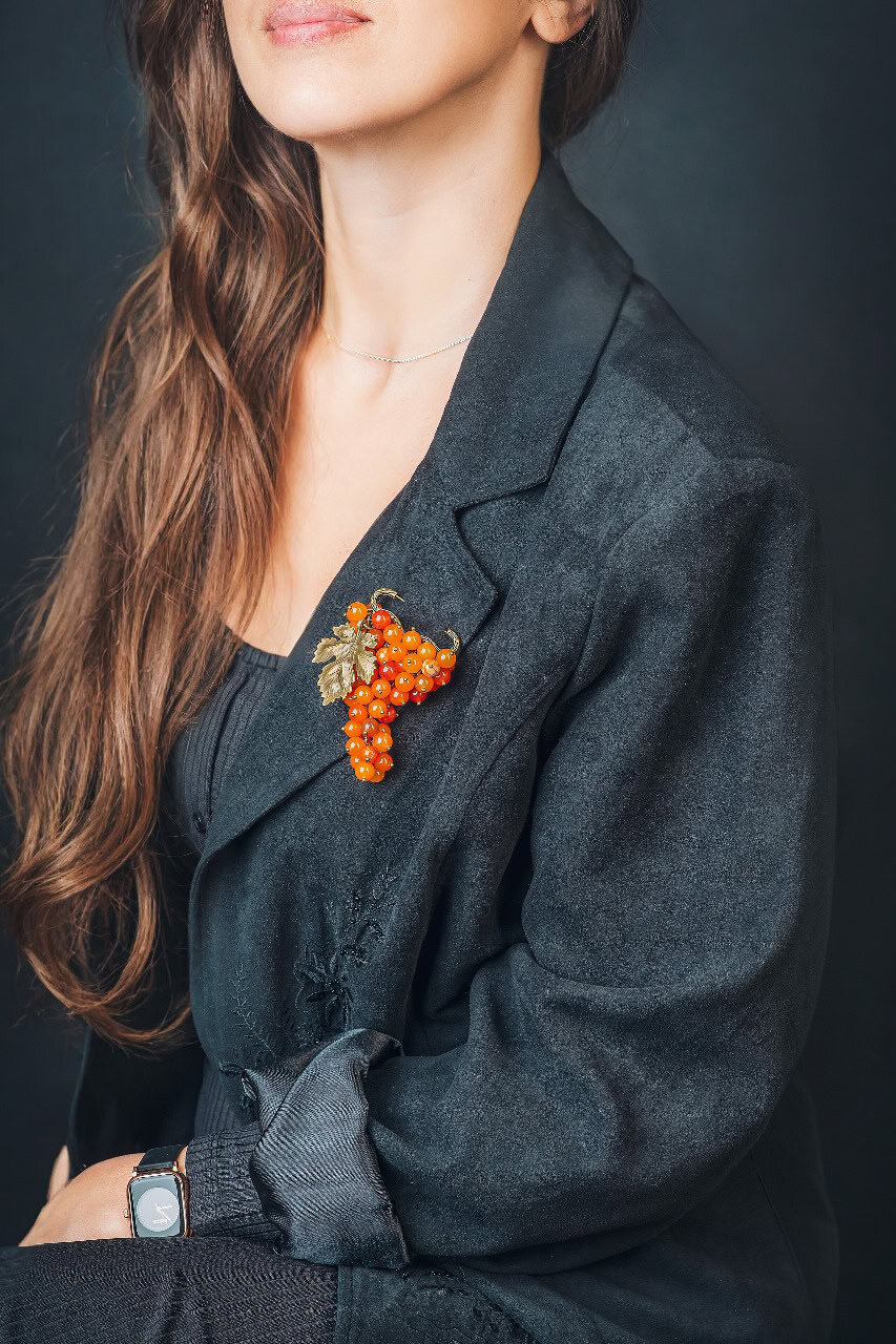 ბროში ყურძნის მტევანი "რქაწითელი"